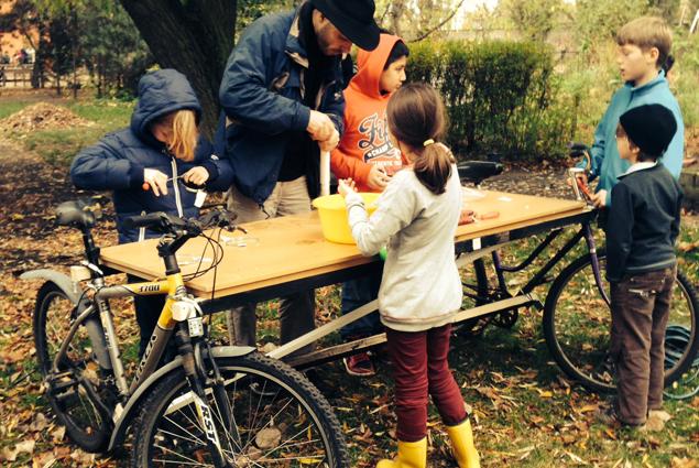 The making of mobile-kitchen-instrument, Papageno School in Berlin-Mitte. Photo © Joanne Pouzenc